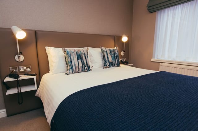 Hotel room in Peter Scott House with modern decor, ideal for event attendees.