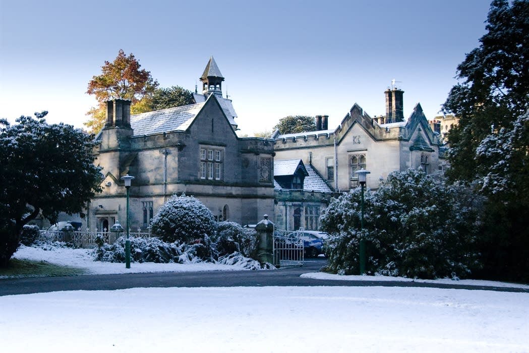 Cottage in Hampton Manor: elegant venue for winter corporate retreats and holiday gatherings.