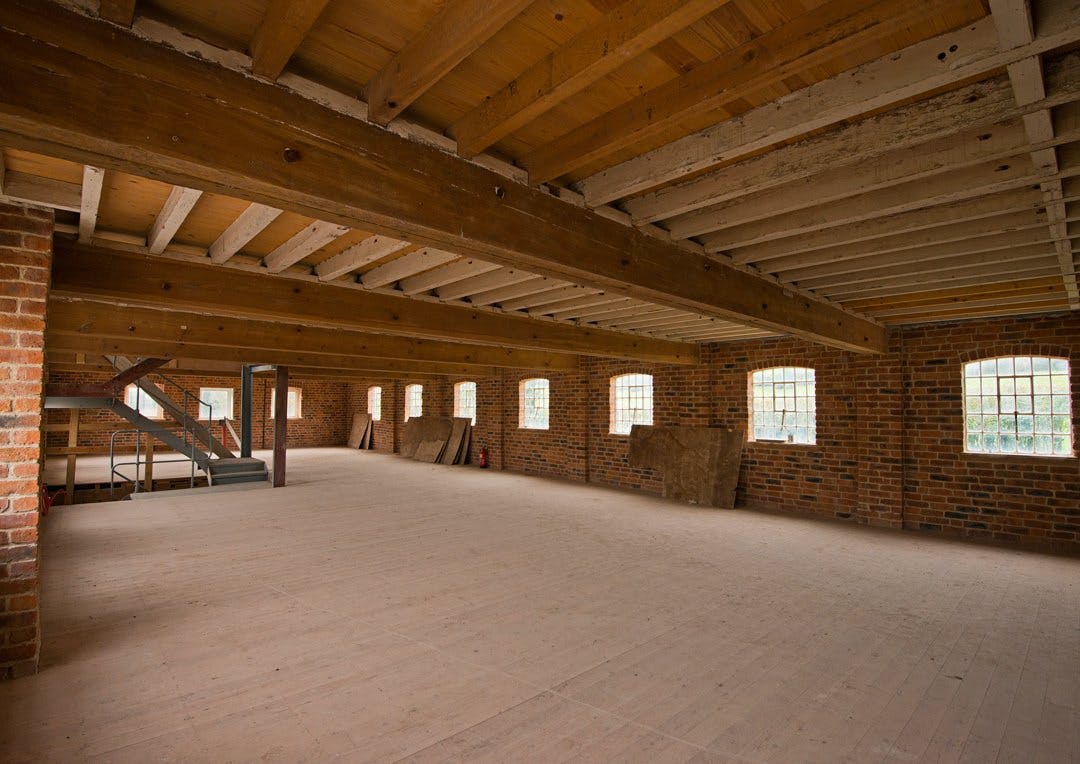 Spacious industrial venue in Haarlem Mill with exposed beams for creative events.