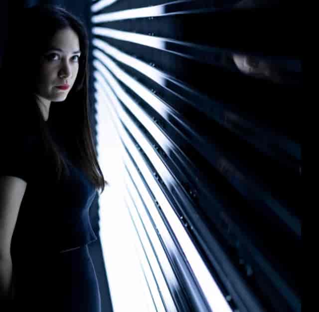 Elipse at Lumen Studios: confident speaker in dramatic light for modern events.