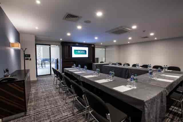 Conference center meeting room with U-shaped table, ideal for professional gatherings and workshops.