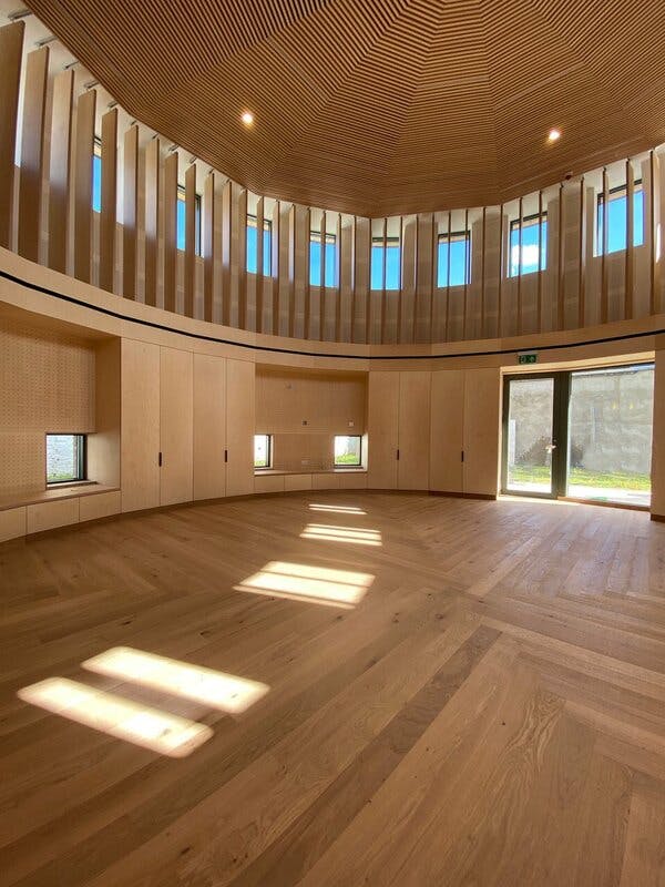 Hammersmith Quaker Meeting House: modern circular space with natural light for workshops.