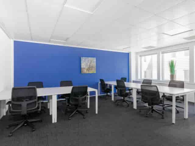 Modern meeting room with ergonomic chairs at 1 Victoria Square for workshops and brainstorming.