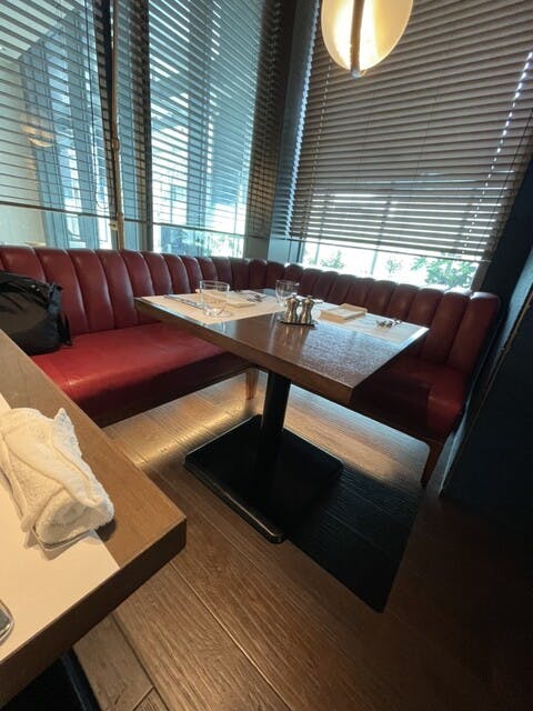 Cozy booth in TWO ROOMS NIHOMBASHI for intimate meetings and casual business lunches.