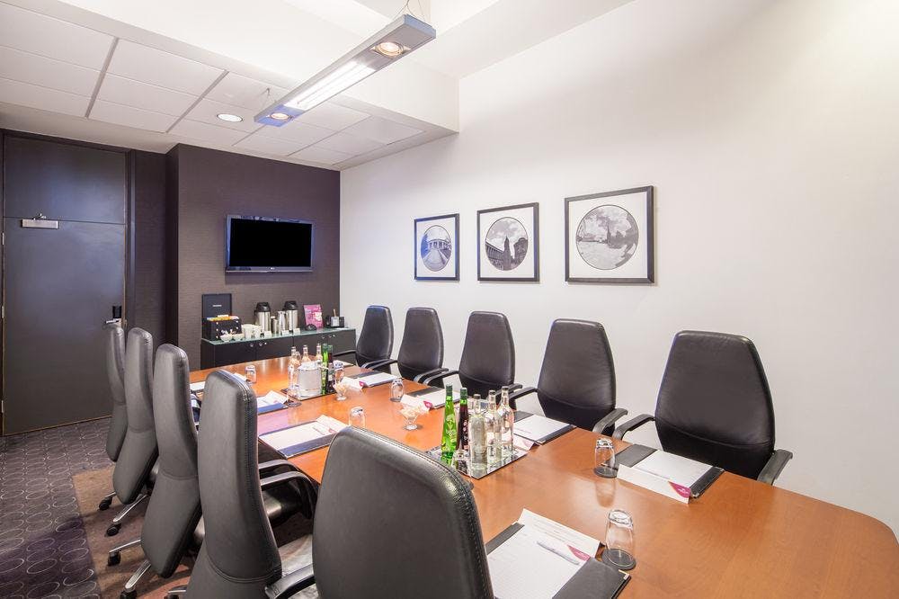 Modern conference room at Crowne Plaza Birmingham with ergonomic chairs for meetings.