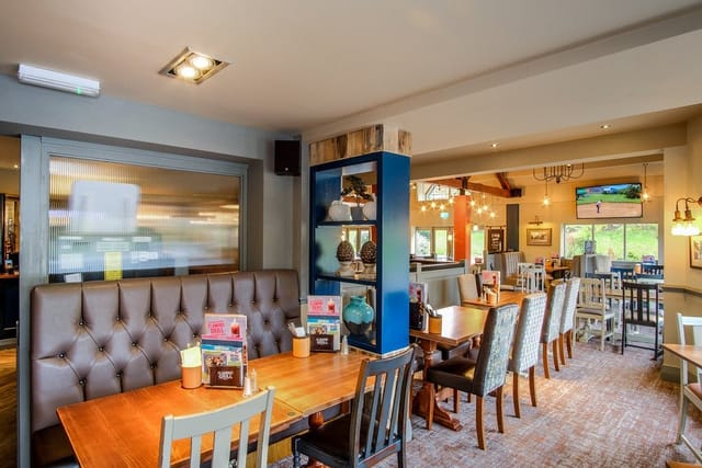 Event space in Lutley Oak with cozy booths, ideal for meetings and networking.