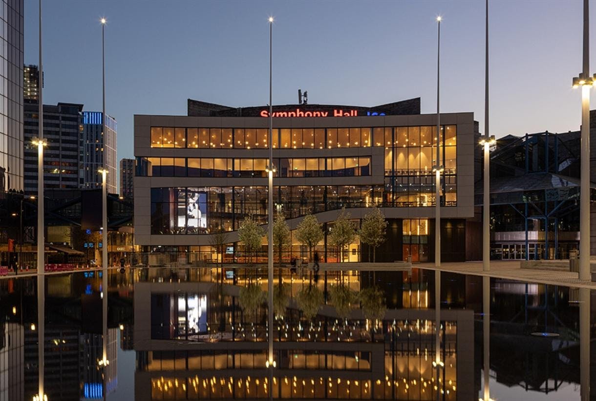 Illuminated Symphony Hall in Birmingham, ideal for conferences and events.