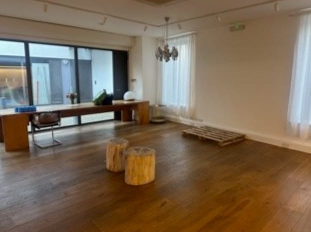 Versatile event space with natural light and rustic decor for workshops or gatherings.