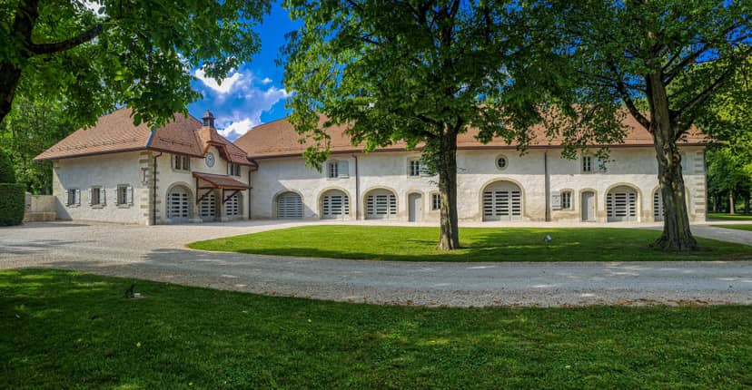 Charming rustic venue in Domaine du Grand Malagny for events and meetings.
