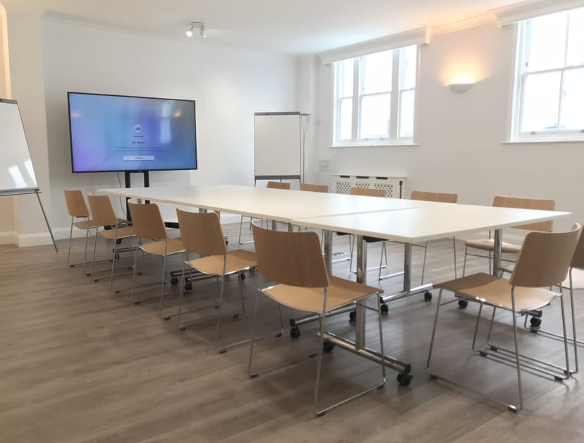 Modern meeting room in St Pauls Knightsbridge with large screen for collaborative events.