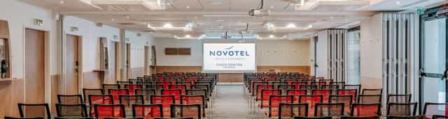 Espace La Seine meeting room with projection screen at Novotel Paris Centre Eiffel Tower.