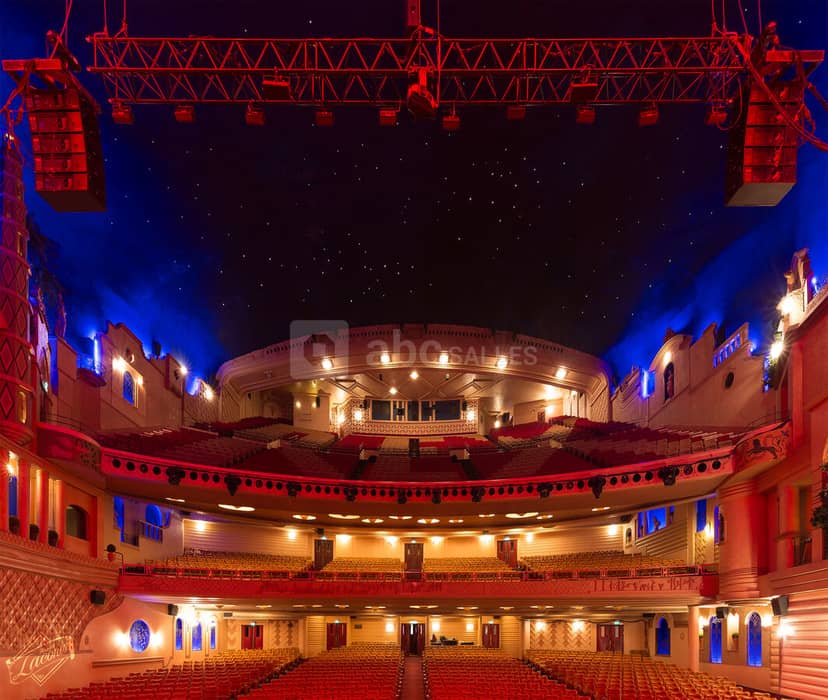Le Grand Rex auditorium with starry ceiling, ideal for performances and corporate events.