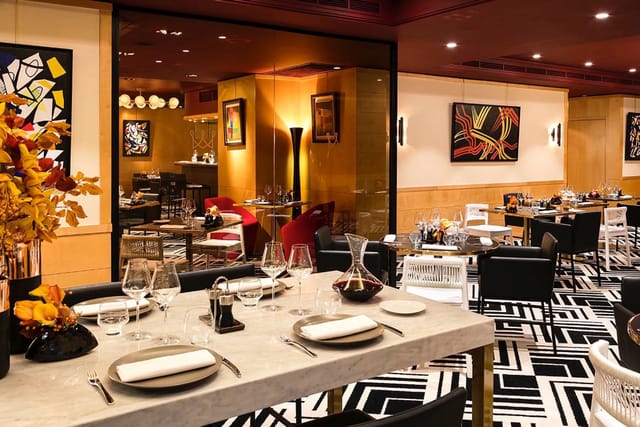 Stylish restaurant in Warwick Paris, ideal for intimate meetings and networking events.