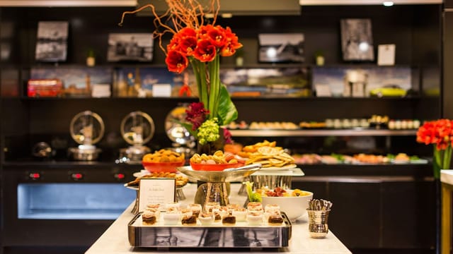 Catering display with floral centerpiece for corporate event at Restaurant Warwick Paris