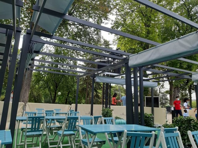 Outdoor event space at La Terrasse, Aquarium de Paris with modern pergola and blue seating.