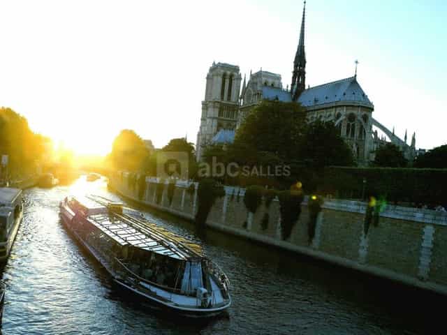 Le Diamant II boat on Seine River near Notre-Dame at sunset, perfect for gala dinners.