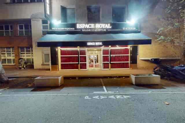 Espace Royal exterior with stylish facade, ideal for meetings and events.