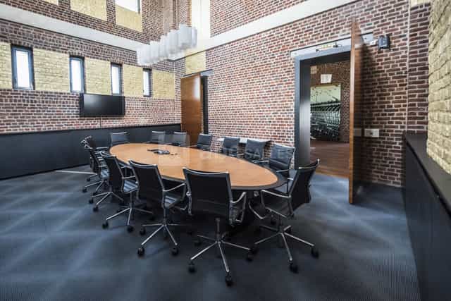 Modern VIP meeting room with oval table, ideal for conferences and brainstorming sessions.