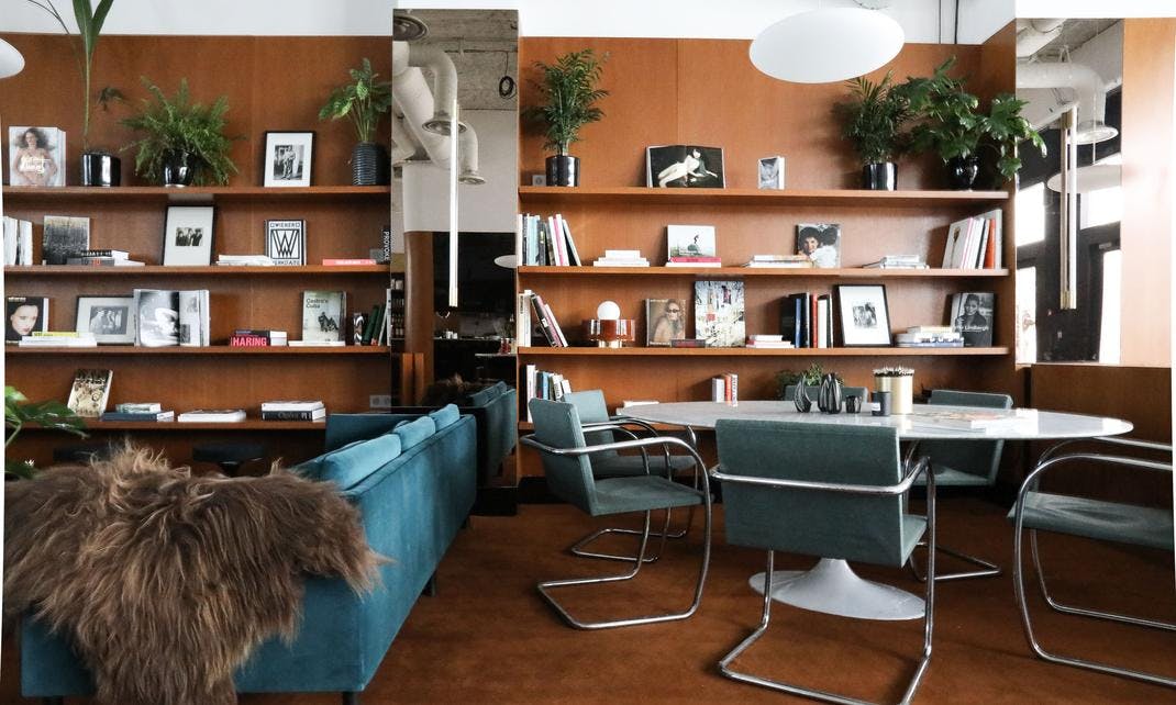 Stylish coworking meeting space with comfortable seating for creative collaboration.