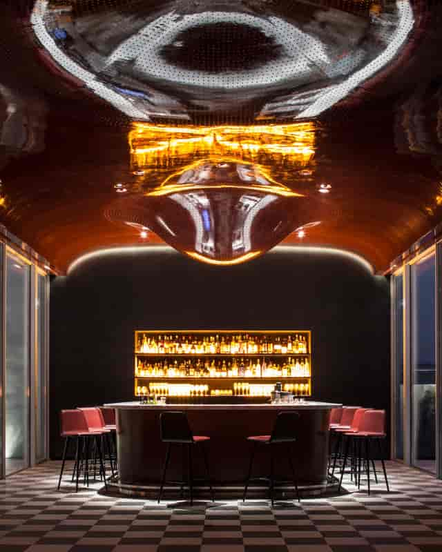 Sleek bar in Les Bains Paris, ideal for upscale networking events and cocktail receptions.
