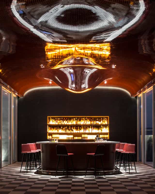 Sleek bar in Les Bains Paris, ideal for upscale networking events and cocktail receptions.