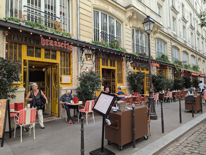 Charming outdoor dining at Brasserie Floderer, perfect for networking events and gatherings.