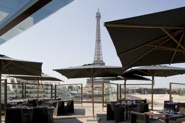 Roof terrace in Les Ombres with Eiffel Tower view, ideal for upscale events and weddings.