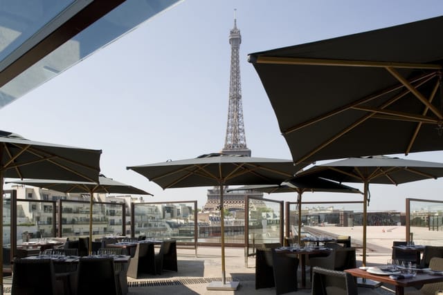 Roof terrace in Les Ombres with Eiffel Tower view, ideal for upscale events and weddings.