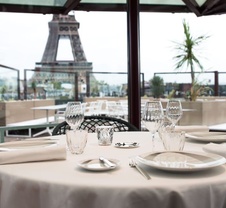 Elegant dining table at Les Ombres restaurant with Eiffel Tower view, perfect for events.