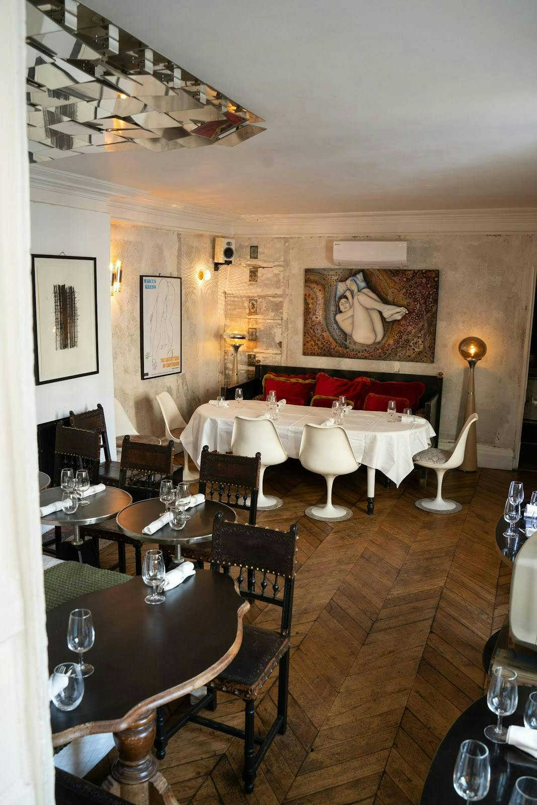 Stylish restaurant in Derrière with round tables, ideal for private events and meetings.