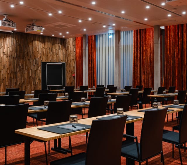 Modern meeting room in Sly Berlin, perfect for workshops and presentations.