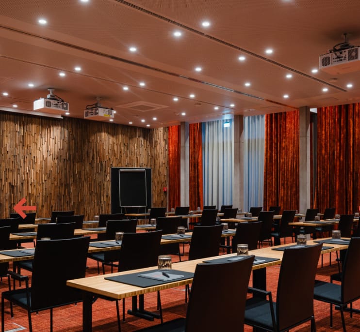 Modern meeting room in Sly Berlin with wooden accents, ideal for workshops and presentations.