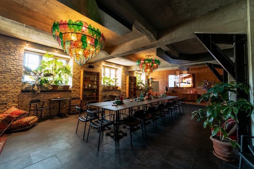 Stylish ballroom with long table, ideal for meetings and gatherings in Bryggen Guldsmeden.