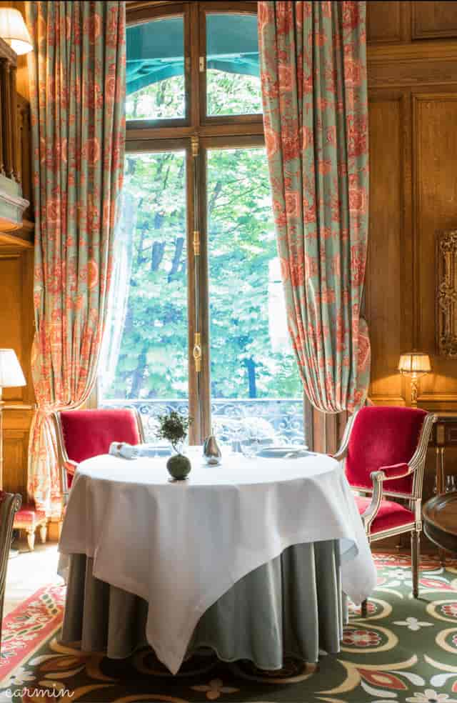 Elegant dining table at Le Clarence, perfect for intimate gatherings and high-end events.