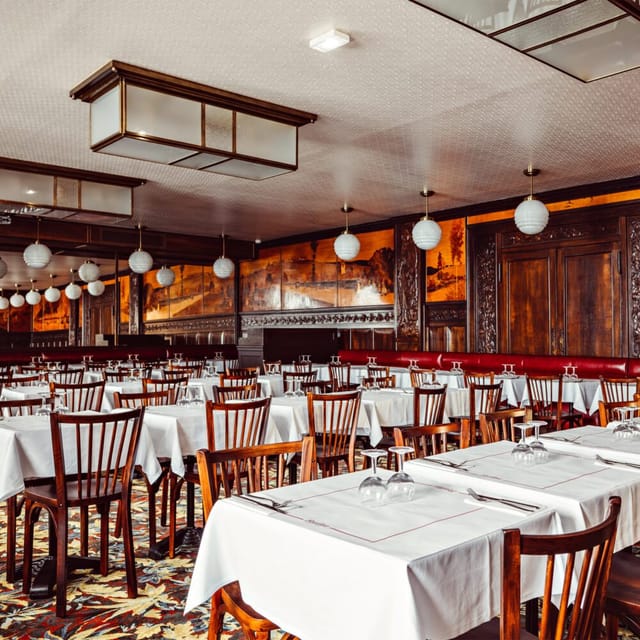 Elegant dining space in Bouillon République, perfect for upscale events and gatherings.