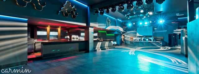 Modern event space in Carré Montparnasse with vibrant lighting for corporate gatherings and parties.
