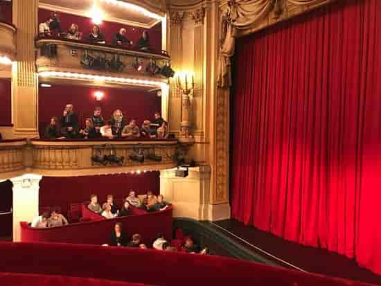 Grand foyer of Théâtre de la Madeleine with red curtains, ideal for elegant events.
