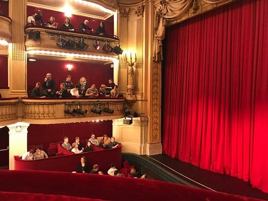 Grand foyer of Théâtre de la Madeleine with red curtains, ideal for elegant events.