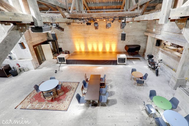 LE BALCON event space with warm lighting, ideal for meetings and performances.