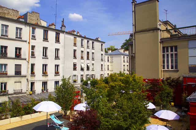 Charming outdoor space at Le Bar à Bulles, ideal for networking events and casual meetings.