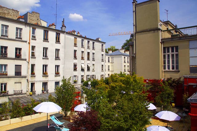 Charming outdoor space at Le Bar à Bulles, ideal for networking events and casual meetings.