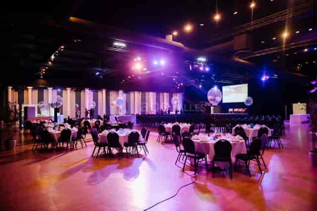 Spacious event venue Salle 7 with elegant tables, ideal for formal gatherings and presentations.