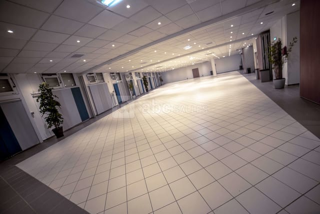 Spacious event venue Salle 7, Les Esselières, perfect for conferences and banquets.