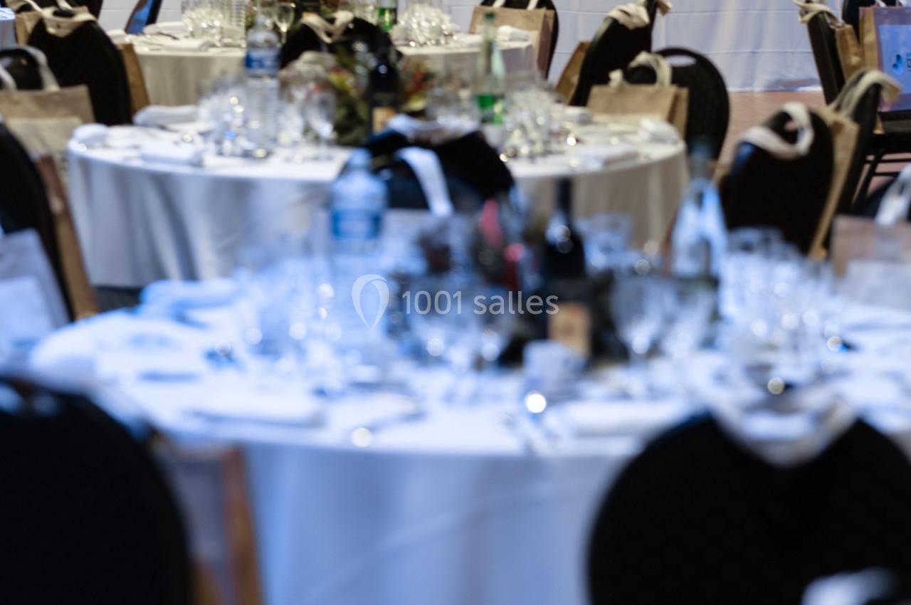 Elegant banquet table setup in Salle Capella, perfect for weddings and corporate events.
