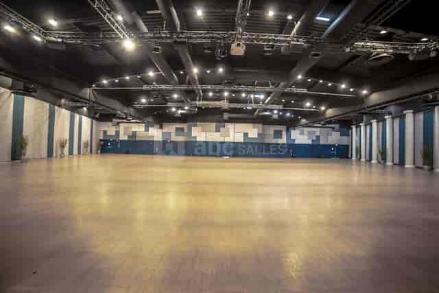 Spacious event venue Salle Capella with polished wooden floor, ideal for conferences and banquets.