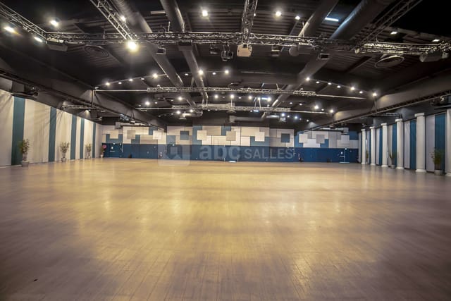 Spacious event venue Salle Capella with polished wooden floor, ideal for conferences and banquets.