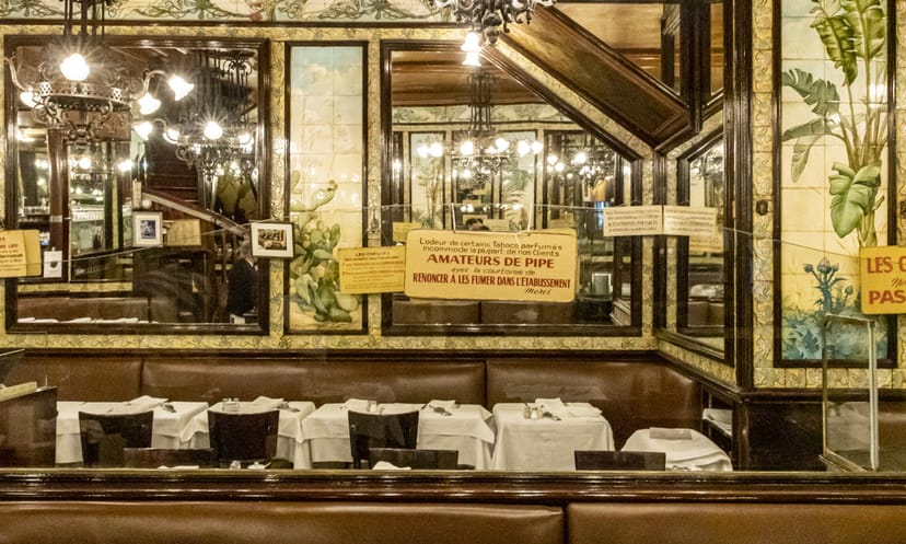Elegant Brasserie Lipp restaurant with vintage decor, perfect for upscale events and gatherings.