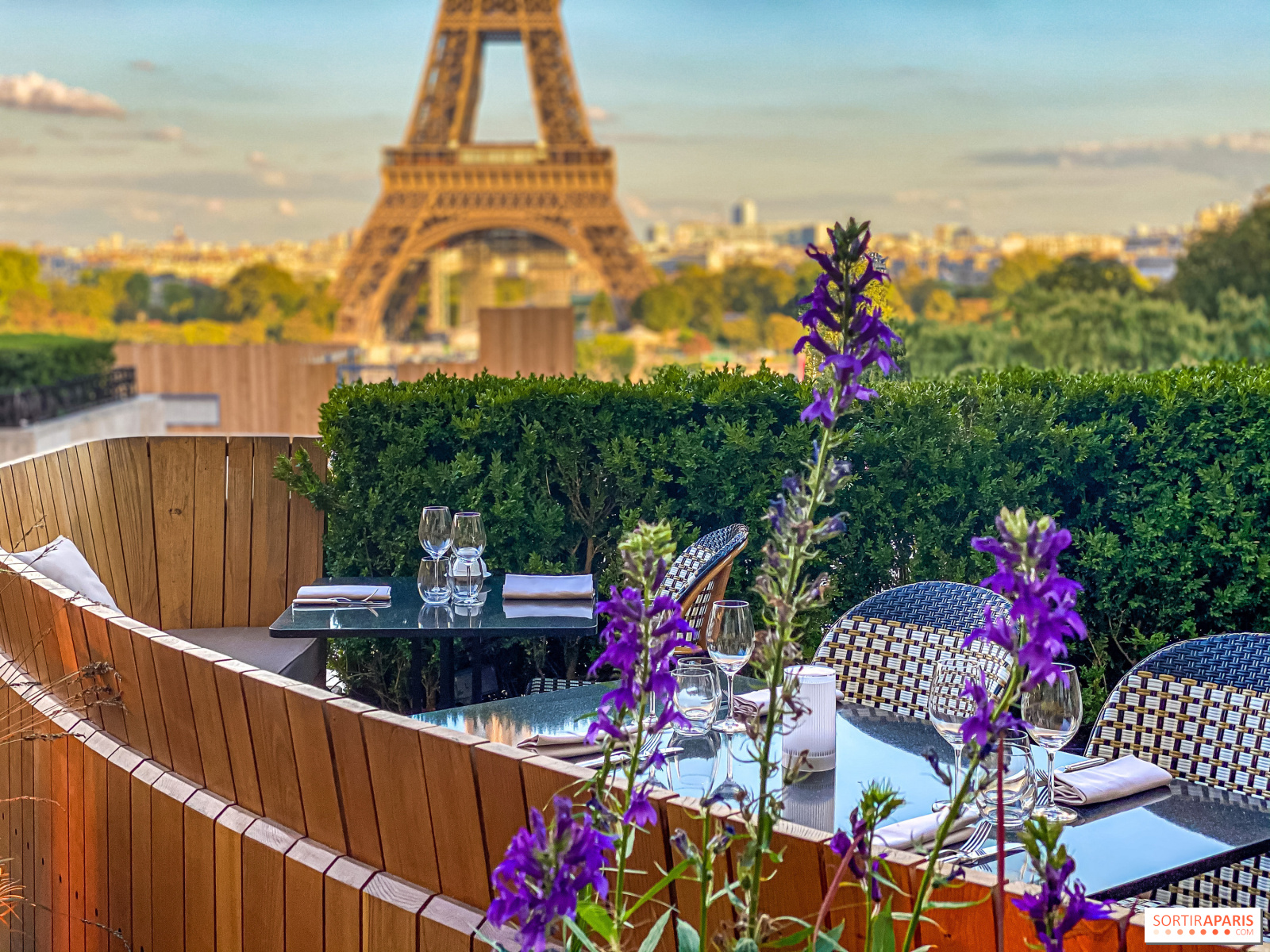 Elegant outdoor dining at Café de l'Homme with Eiffel Tower view for upscale events.