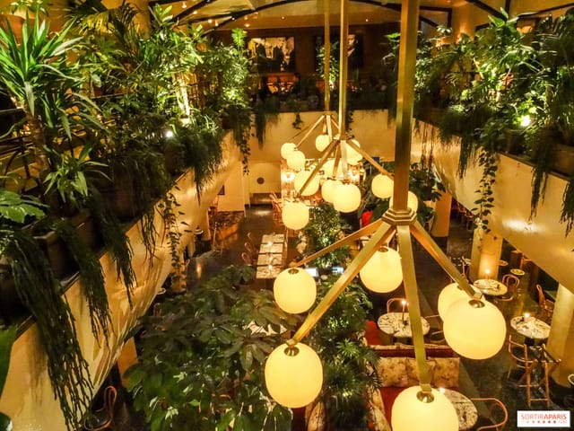 Vibrant restaurant in Alcazar with lush greenery, ideal for events and gatherings.