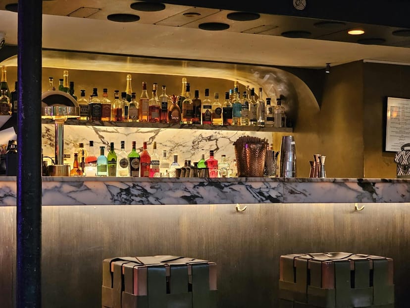 Stylish bar with marble counter in Alcazar, perfect for networking events and cocktail receptions.
